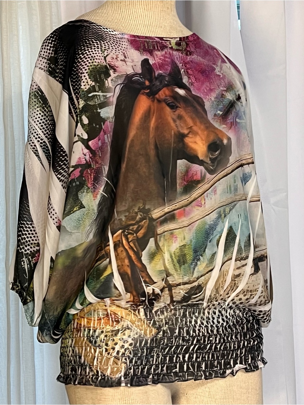 Rods 3/4 batwing sleeve blouse with brown horse graphic and abstract floral sz M